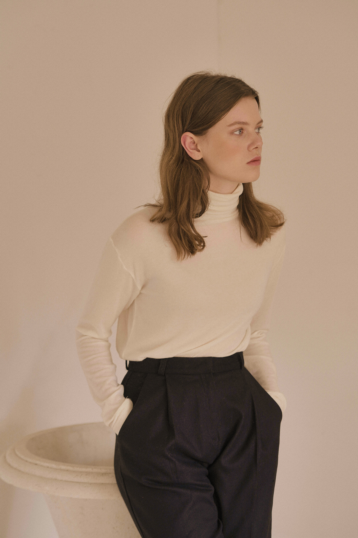 SOFT TOUCH TURTLENECK  (IVORY)